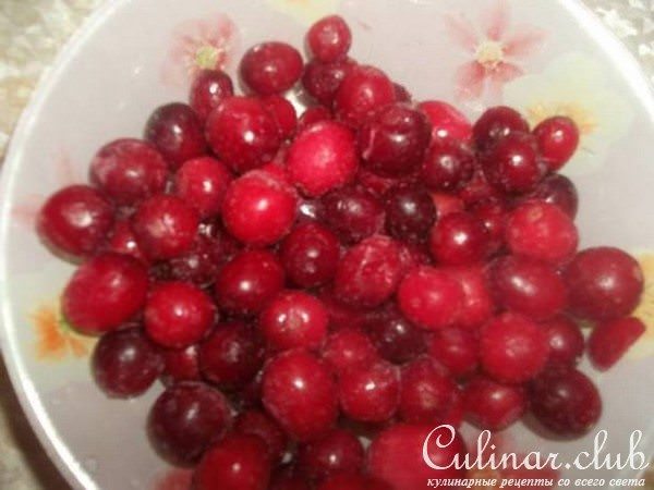 Клюквенный ликёр, с трюфелями из клюквы.