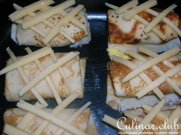 Блинчики в сырную клеточку, фаршированные курятиной