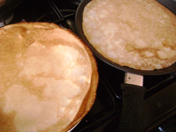 Блинчики по-пикардийски с грибами, сыром и ветчиной.