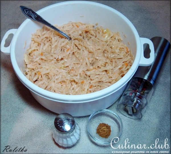 Картофельные оладьи с квашеной капустой и луковым творогом.