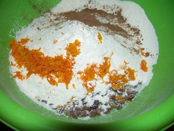 Шотландские оладьи с соусом из изюма
