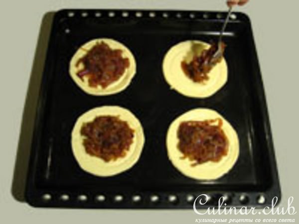 слоёные пирожки с луком и сыром