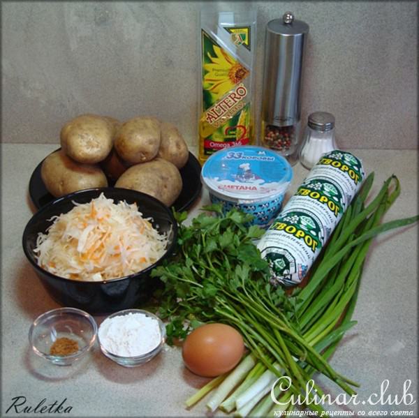 Картофельные оладьи с квашеной капустой и луковым творогом.
