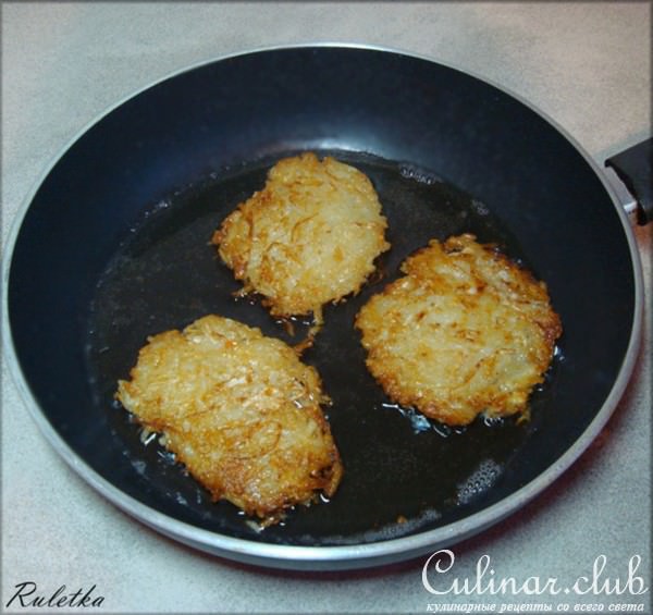 Картофельные оладьи с квашеной капустой и луковым творогом.