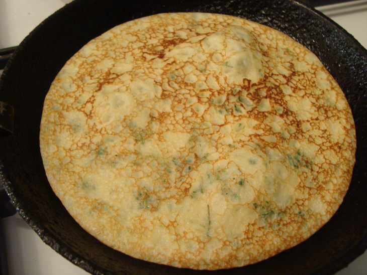 Блинный пирог с сыром и зеленью.