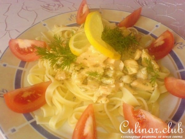 Паста в сливочном соусе с семгой и креветками