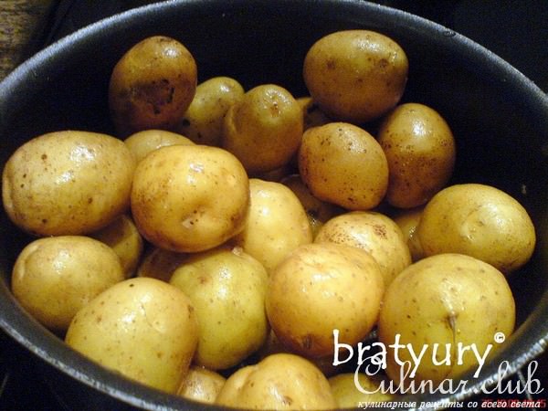 32 картофелины, запечённые в духовке и залитые зелёным соусом с авокадо