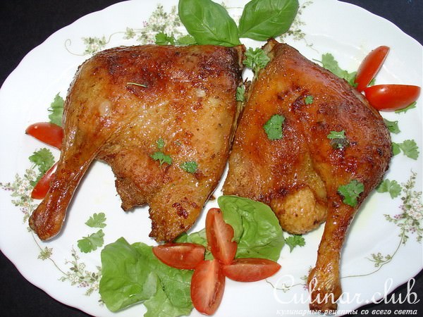 Утиные окорочка с медовой корочкой и зелёным салатом.