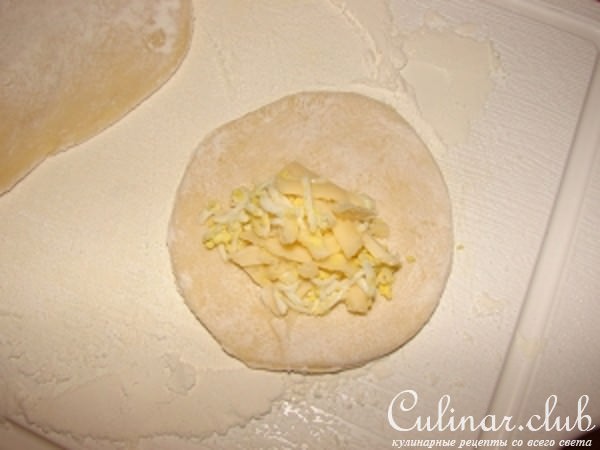 Пельмени с начинкой из сыра и яйца