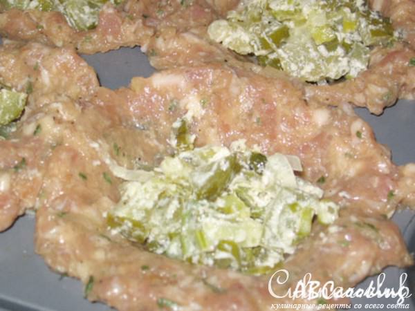 Мясные маффины с огуречной начинкой
