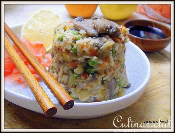 Рис с грибами и овощами в азиатском стиле.