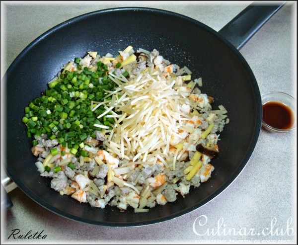 Вьетнамские рулеты из рисовой бумаги с соусом нуок чам.