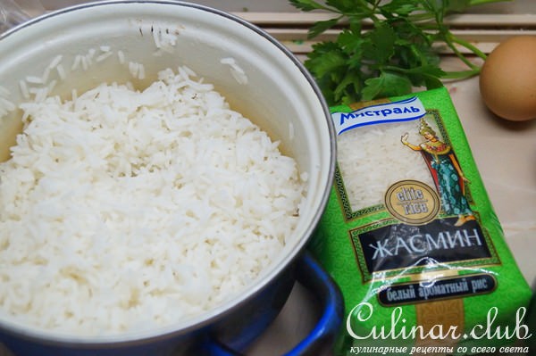 Фриттата с рисом и копчёной куриной грудкой.