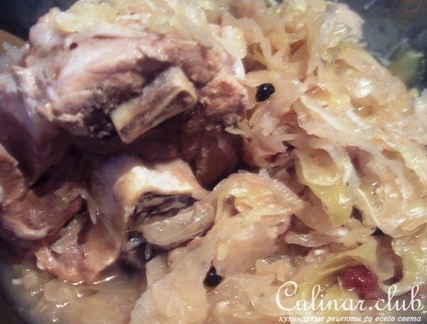 Рулька тушенная с квашеной капустой