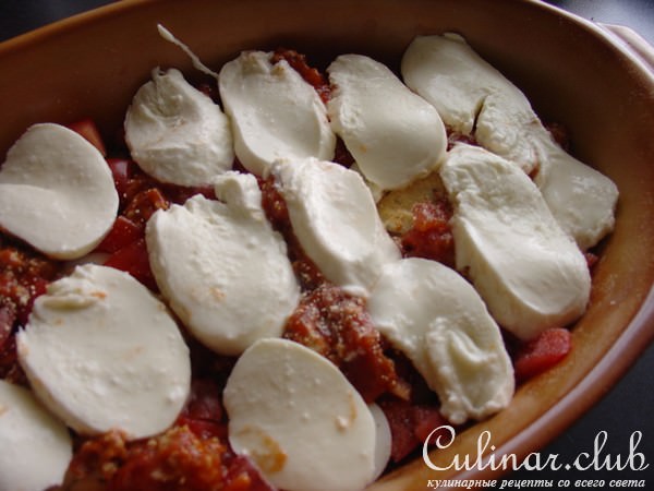 Запечённые баклажаны с моццареллой и яйцами.