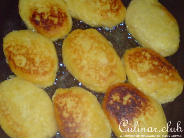 Картофельные котлеты под грибным соусом с брокколи