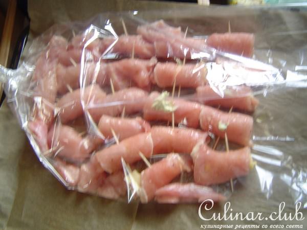 Мясные рулетики с сыром, запечённые в рукаве.
