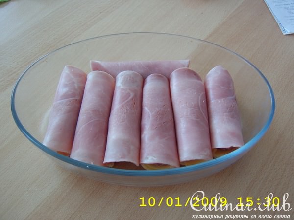 Запечённые рулетики из ветчины с фаршем под соусом