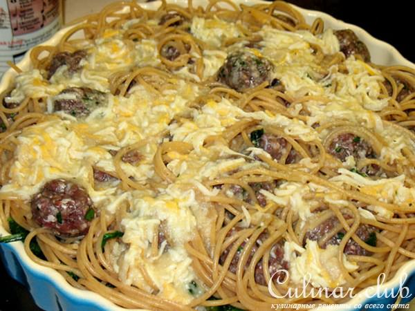 Спагетти из цельного зерна со шпинатом и мясными фрикадельками