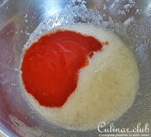 Томатный суп из дыни с крабовым мясом.
