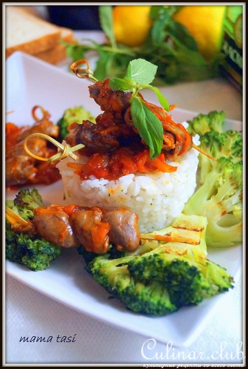 Рис с кисло сладкой подливой, шашлычками из куриных сердечек и брокколи-гриль. 