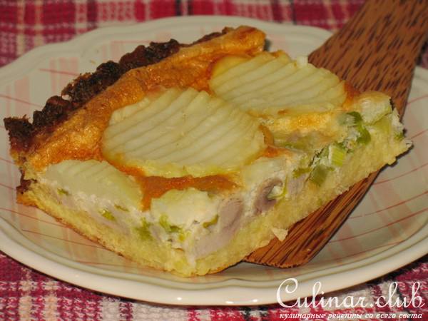 Картофельный «пирог» с курицей и пореем.