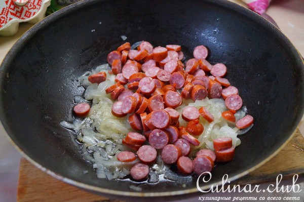 Капуста, тушенная с охотничьими колбасками и рисом.