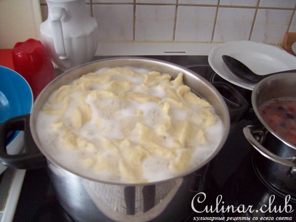 Галушки с ягодным соусом