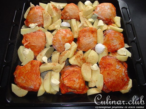 Картофель и курочка, запечённые в духовке.