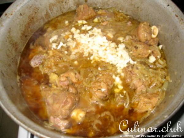 Баранина с луковой подливой.