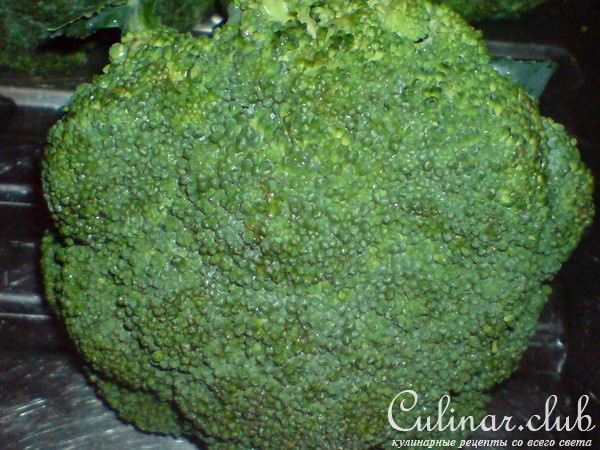 Картофельные котлеты под грибным соусом с брокколи