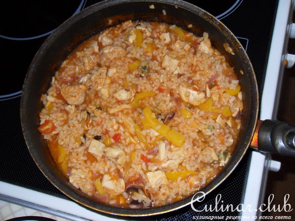 Паэлья с морепродуктами и курицей