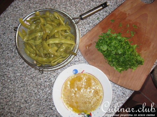 Яичница с зеленой фасолью и зеленью