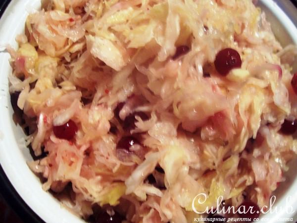 Рулька тушенная с квашеной капустой