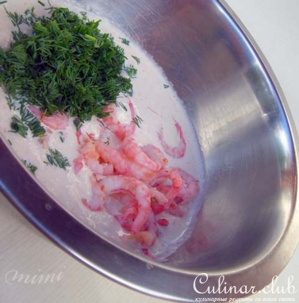 морской окунь со сливочным соусом из креветок и хрустящими "монетками" из поленты