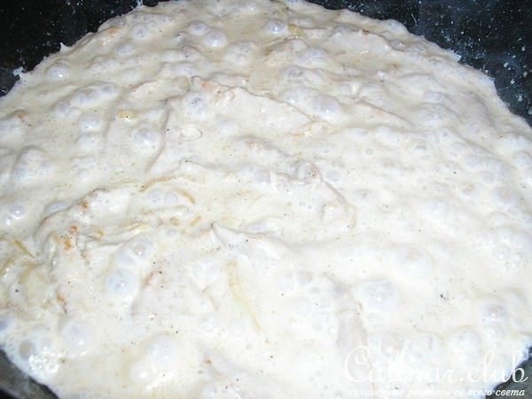 Куриные грудки в луково-сырном соусе