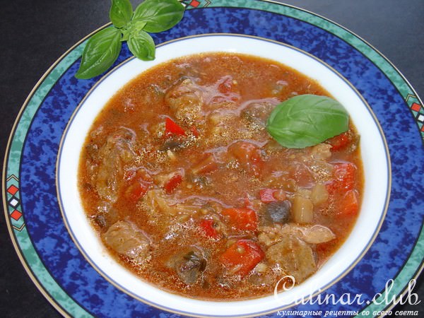 Гуляш „Тоскана“ с овощами и базиликом.