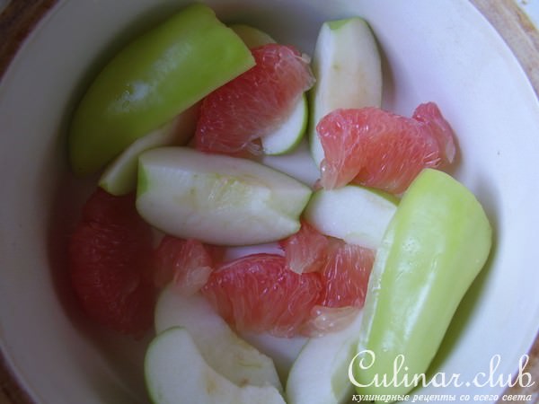 тушенная курица с фруктами.