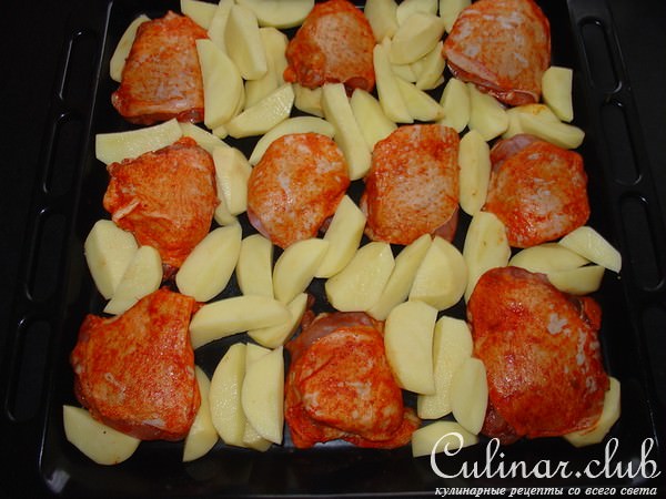 Картофель и курочка, запечённые в духовке.