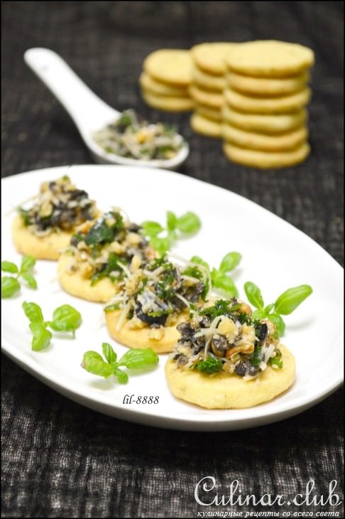 Печенье с пармезаном и розмарином + закуска.