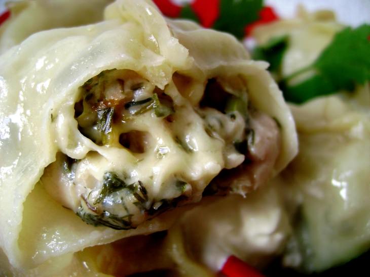 Мантошки с сыром, зеленью и куриным филе.