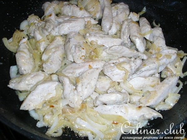 Куриные грудки в луково-сырном соусе