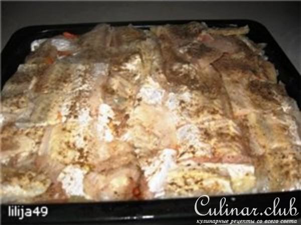 Рыба в тёплой постельке,запечённая с луком и морковью или "спи, моя радость, усни"