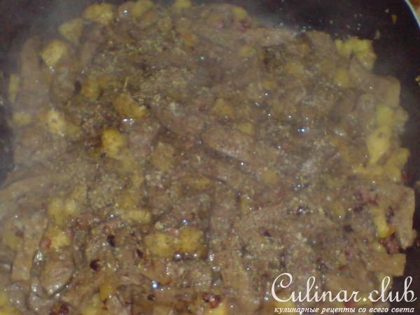 Гуляш из печени и яблок