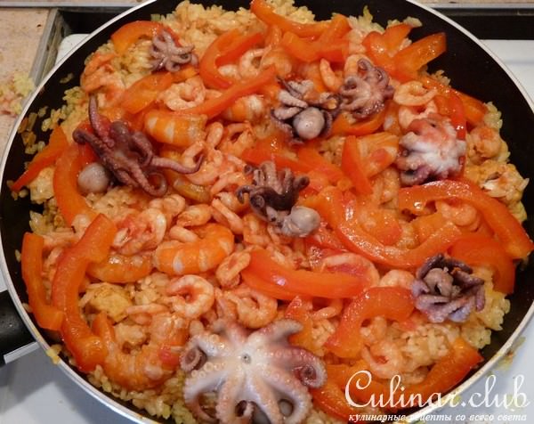 Паэлья с курицей и мореподуктами