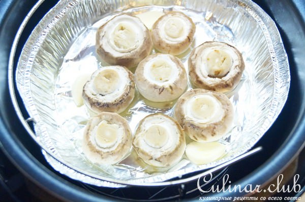 Шампиньоны в винных парах и розмариновом дыму с ореховым маслом.