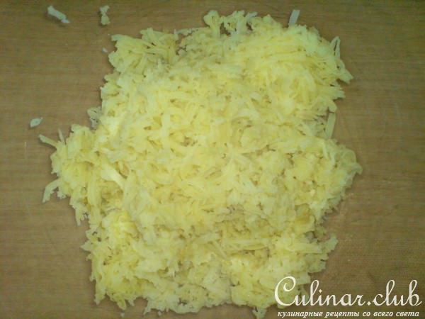 Картофельные котлеты под грибным соусом с брокколи