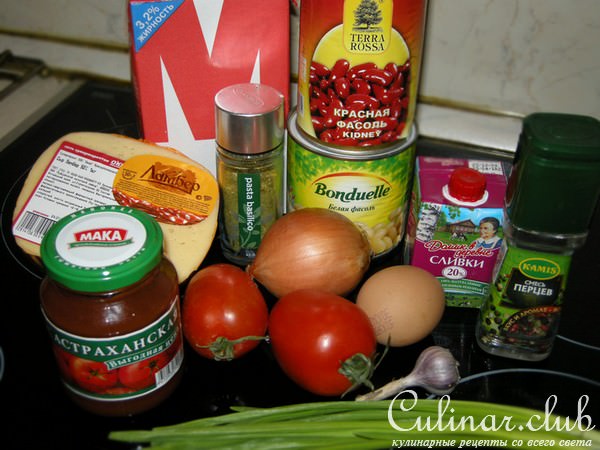 Мясная запеканка с фасолью под сырным соусом.