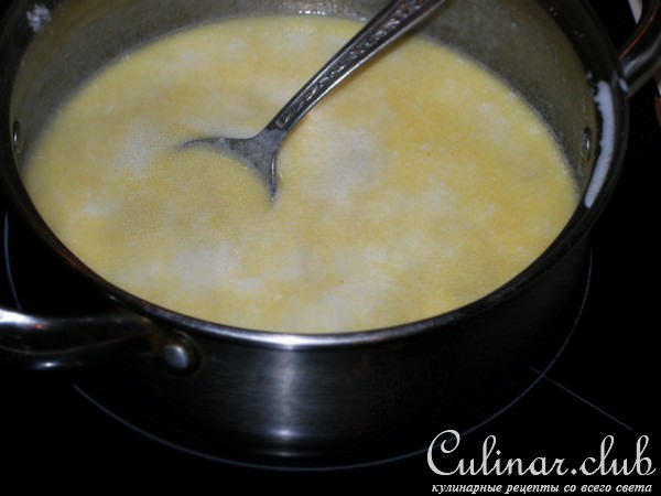 Мясная запеканка с фасолью под сырным соусом.