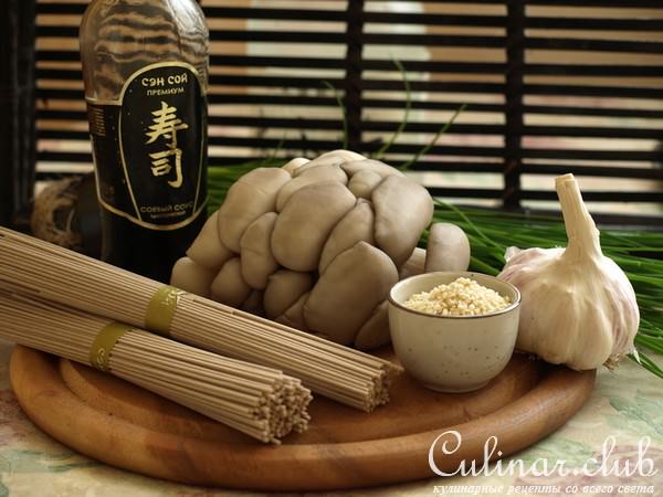 Курица с гречневой лапшой и вешенками
